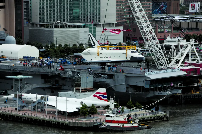 A photo demonstrating how the Enterprise was placed onto the Intrepid Museum&#039;s flight deck.